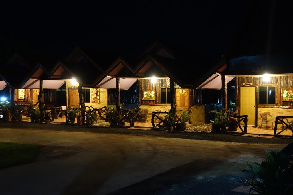Busby Resort Ban Ta Phraya Eksteriør billede
